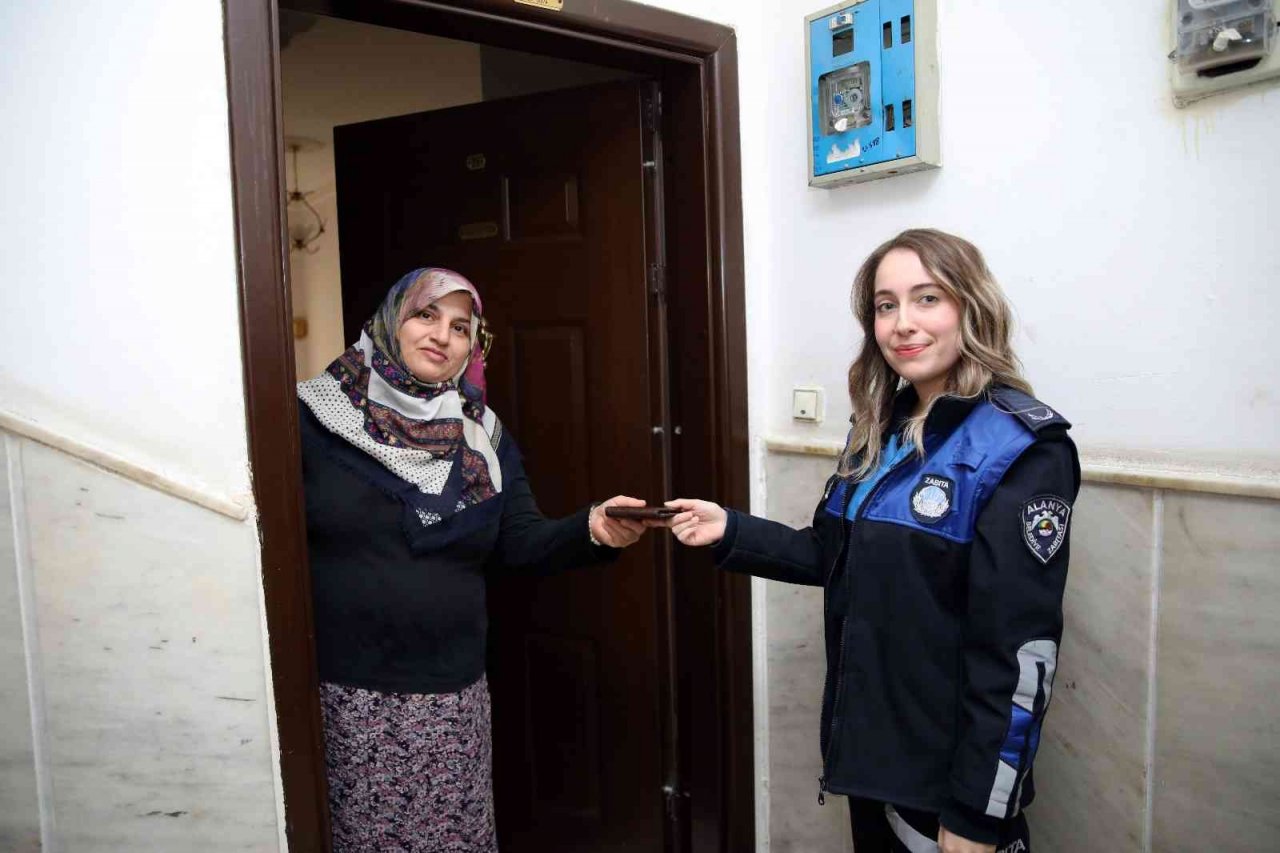 Alanya’da tatilcilerin kaybolan eşyaları adresine kargoyla gönderiliyor