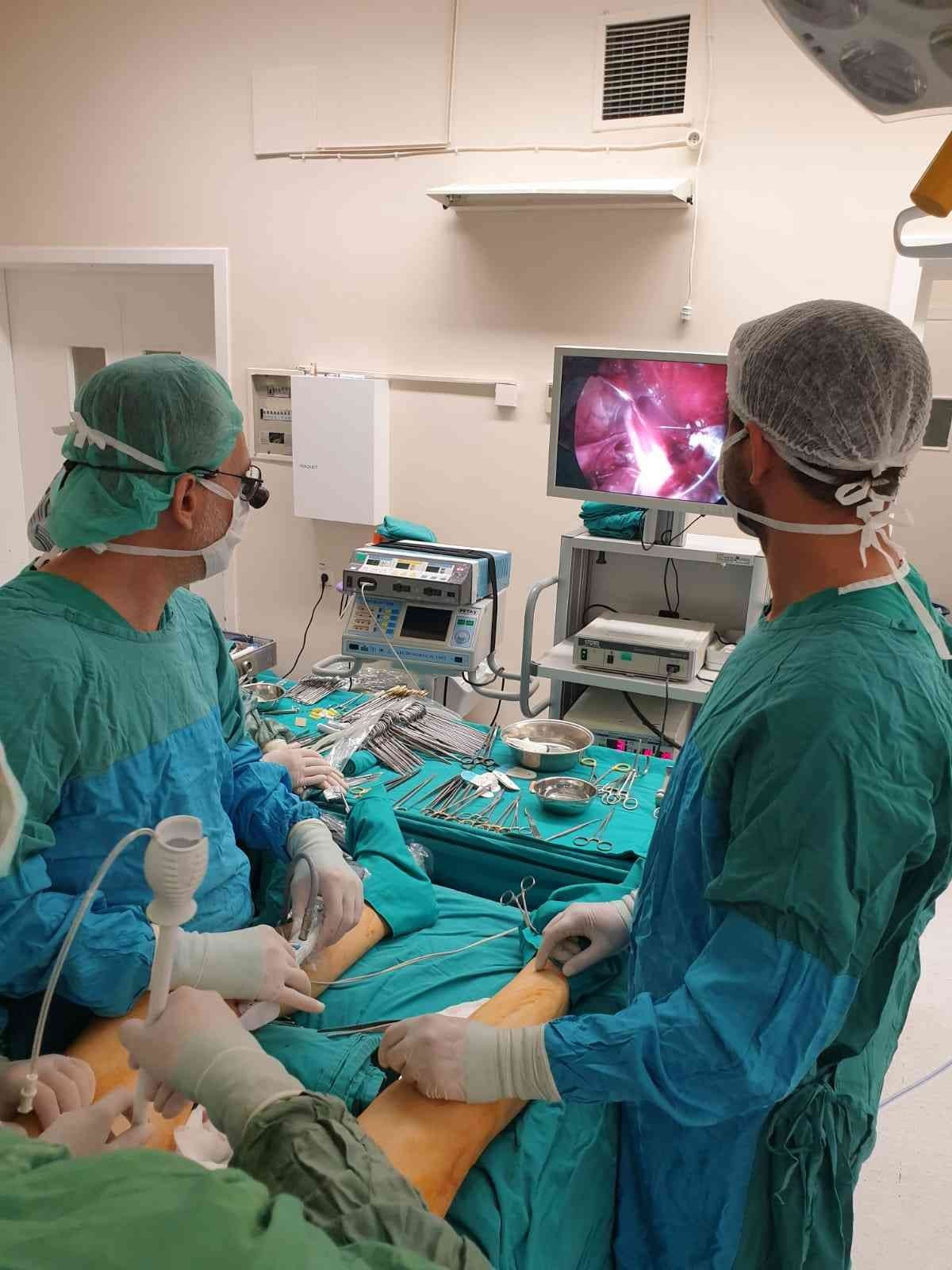 Tıkalı 3 kalp damarı 8 santimlik kesiyle değiştirildi