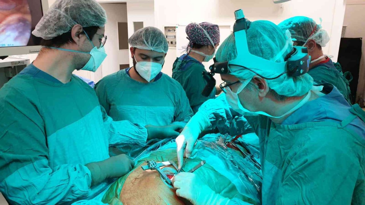 Tıkalı 3 kalp damarı 8 santimlik kesiyle değiştirildi