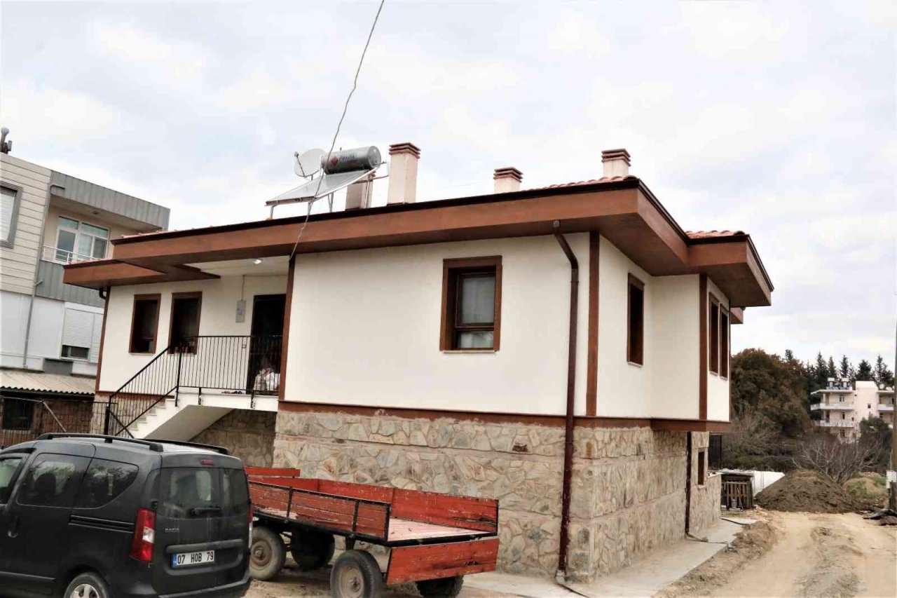 Tarihi yangında "İğnem bile çıkmadı" diyerek feryat eden Havva teyze yeni evine kavuştu