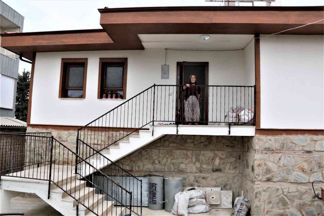Tarihi yangında "İğnem bile çıkmadı" diyerek feryat eden Havva teyze yeni evine kavuştu