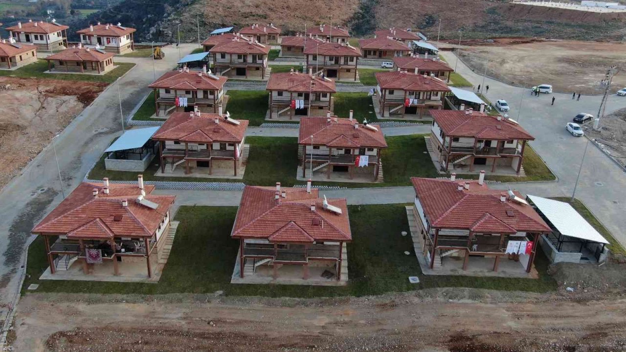 Tarihi Manavgat yangını sonrası yapılan 427 konutun anahtarları sahiplerine teslim ediliyor