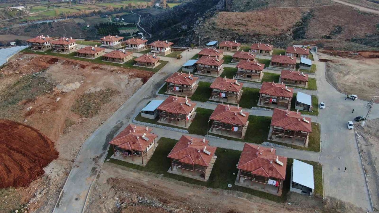 Tarihi Manavgat yangını sonrası yapılan 427 konutun anahtarları sahiplerine teslim ediliyor