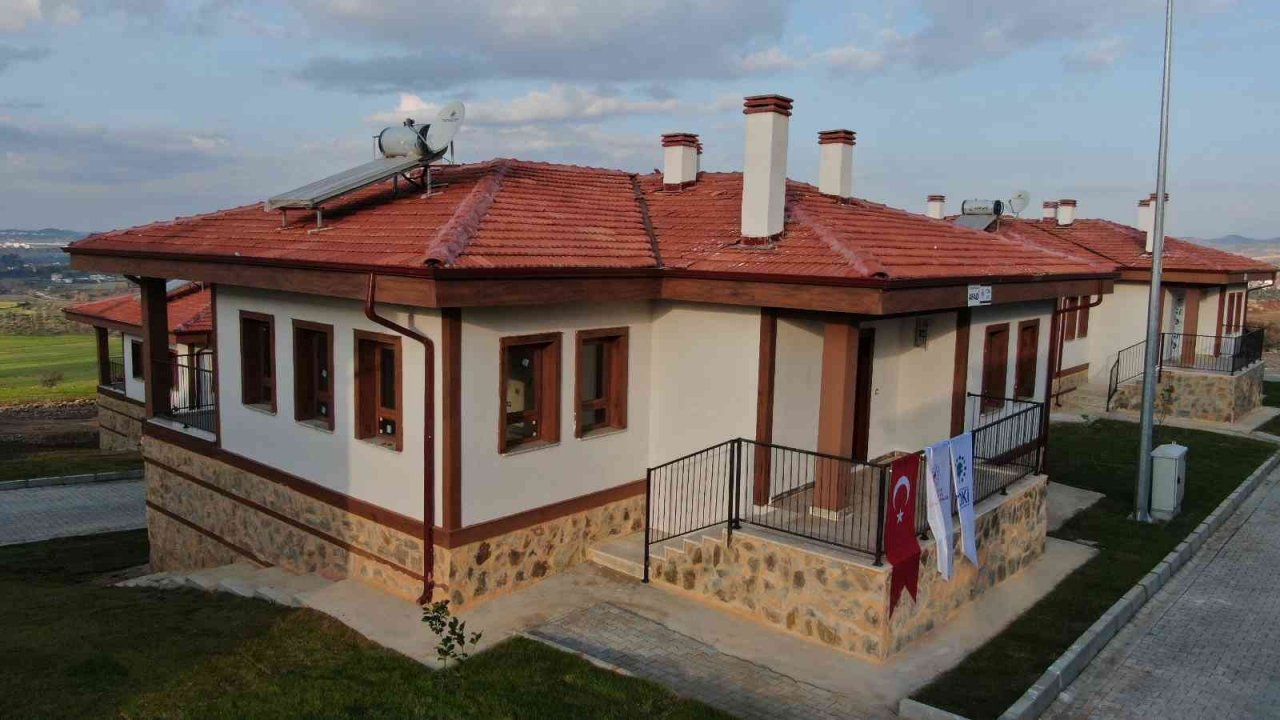 Tarihi Manavgat yangını sonrası yapılan 427 konutun anahtarları sahiplerine teslim ediliyor