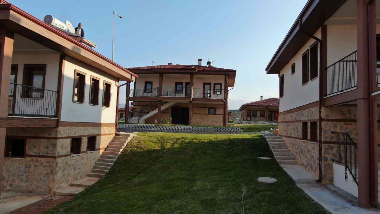 Tarihi Manavgat yangını sonrası yapılan 427 konutun anahtarları sahiplerine teslim ediliyor