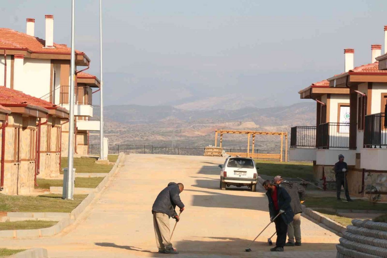 Tarihi Manavgat yangını sonrası yapılan 427 konutun anahtarları sahiplerine teslim ediliyor