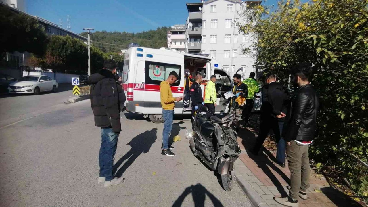 Kaskı sayesinde ölümden döndü, motosikletini emanet etmeden ambulansa binmedi