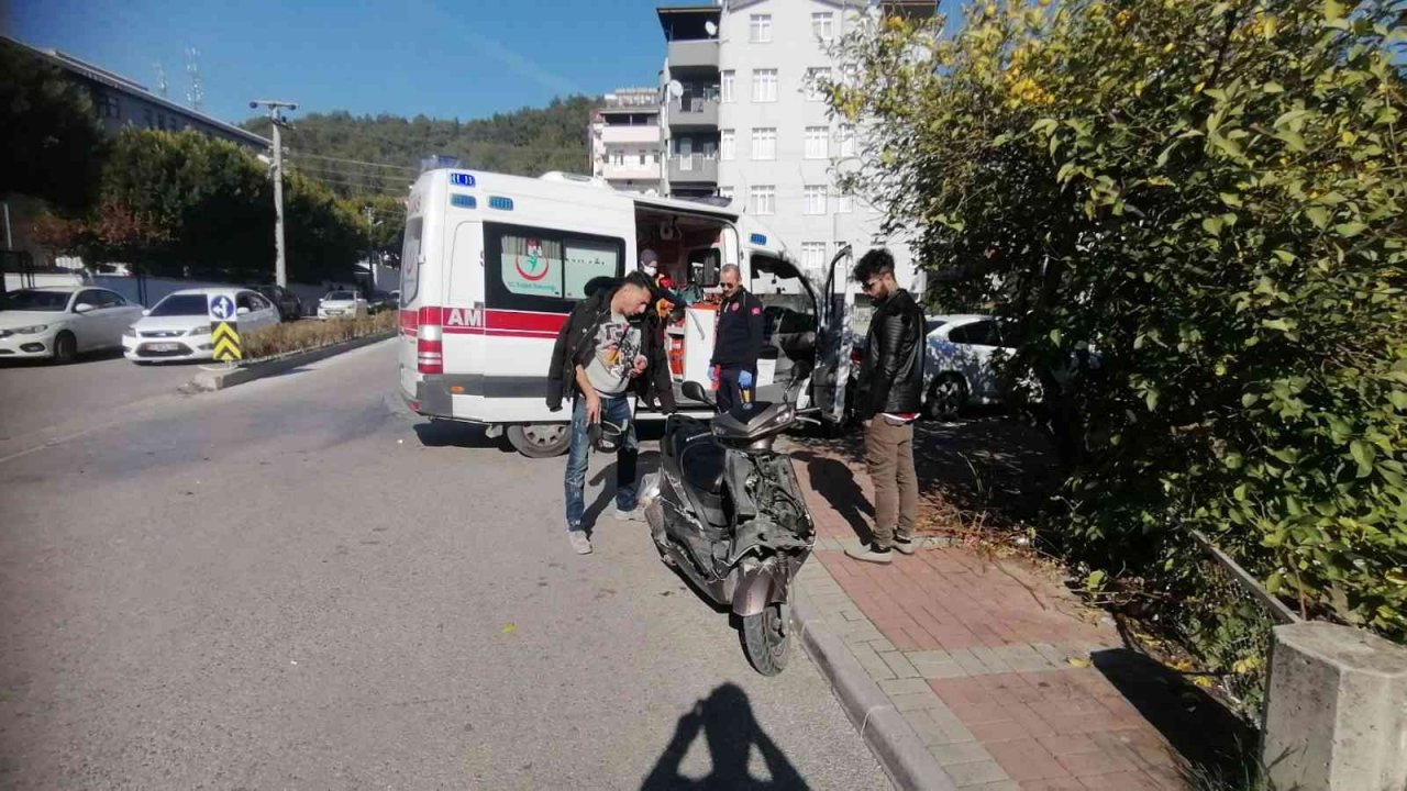 Kaskı sayesinde ölümden döndü, motosikletini emanet etmeden ambulansa binmedi