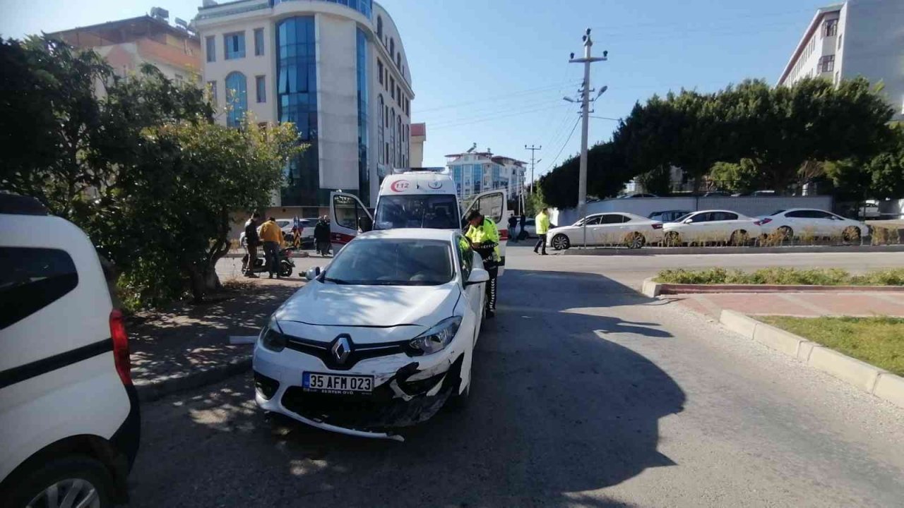 Kaskı sayesinde ölümden döndü, motosikletini emanet etmeden ambulansa binmedi