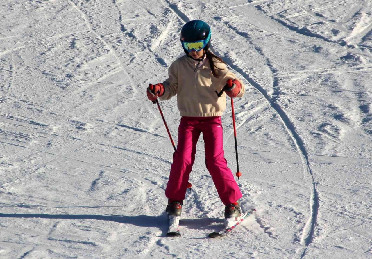 Avrupa’da kayak merkezleri kapandı, kayakseverlerin adresi Palandöken oldu