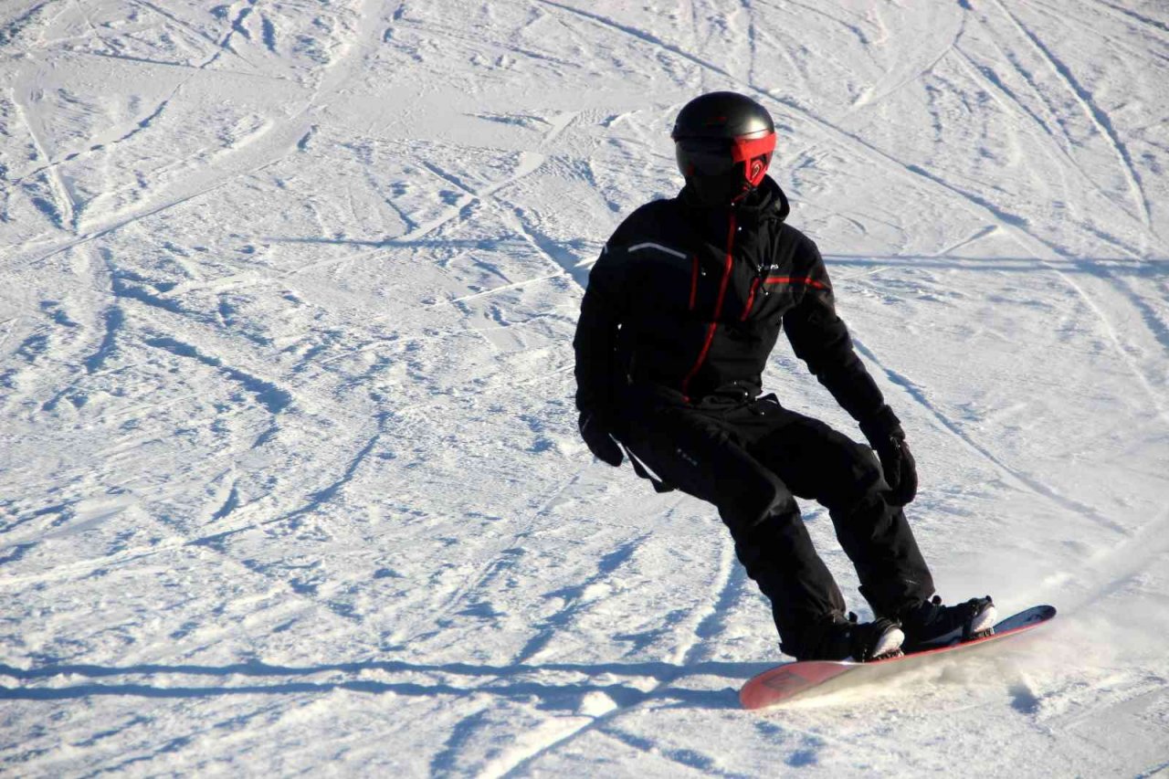 Avrupa’da kayak merkezleri kapandı, kayakseverlerin adresi Palandöken oldu