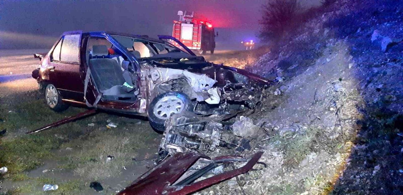 Tıra ile otomobil kafa kafaya çarpıştı: 2 yaralı