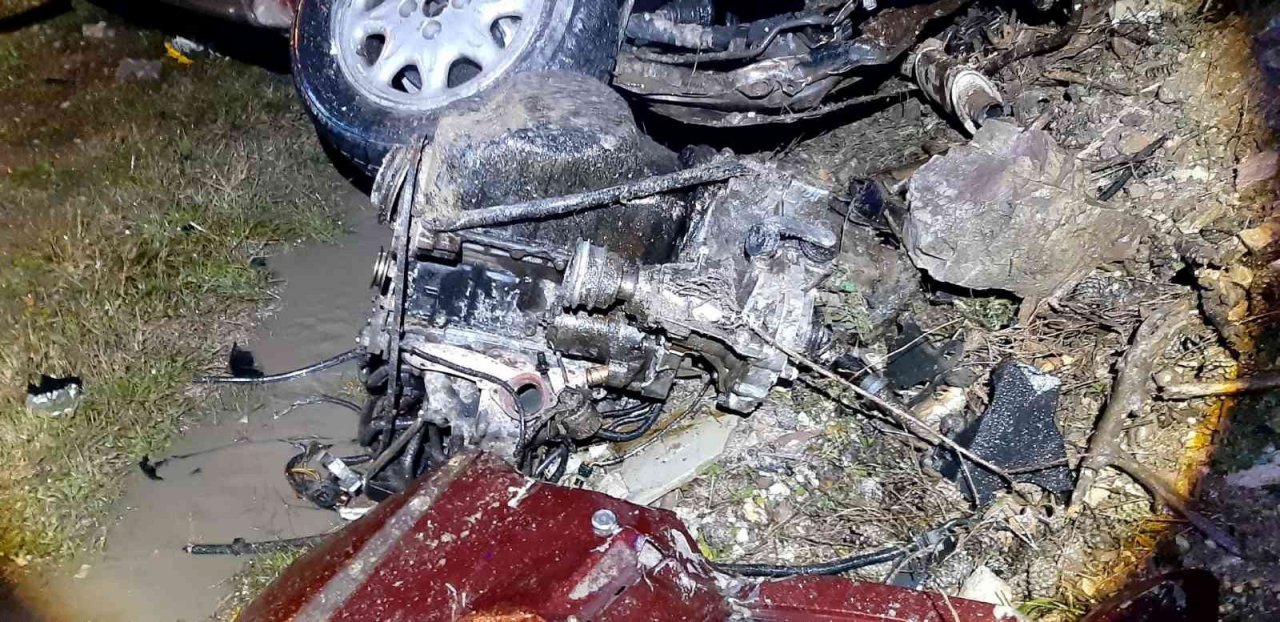 Tıra ile otomobil kafa kafaya çarpıştı: 2 yaralı