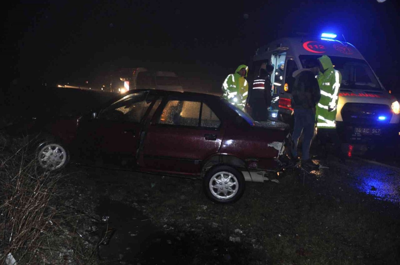 Tıra ile otomobil kafa kafaya çarpıştı: 2 yaralı