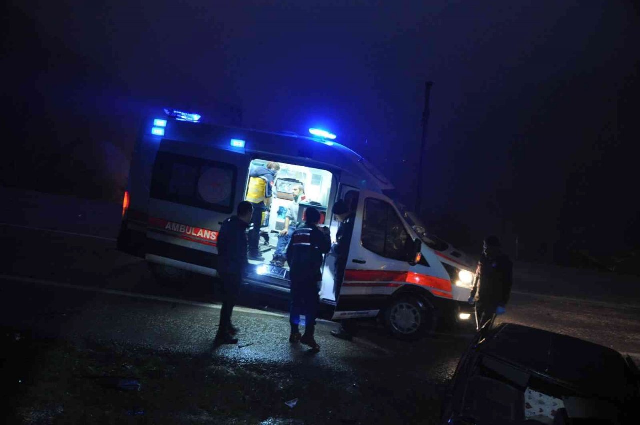 Tıra ile otomobil kafa kafaya çarpıştı: 2 yaralı