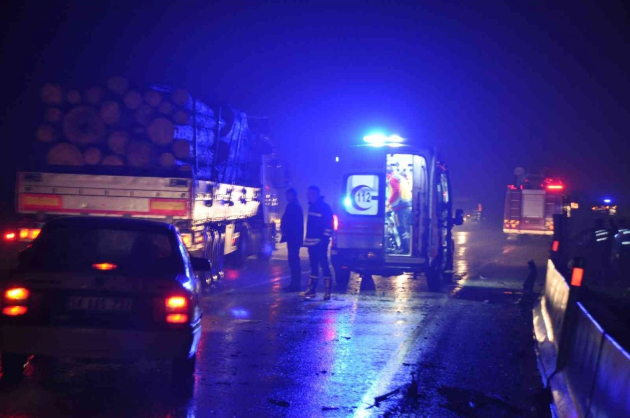 Tıra ile otomobil kafa kafaya çarpıştı: 2 yaralı