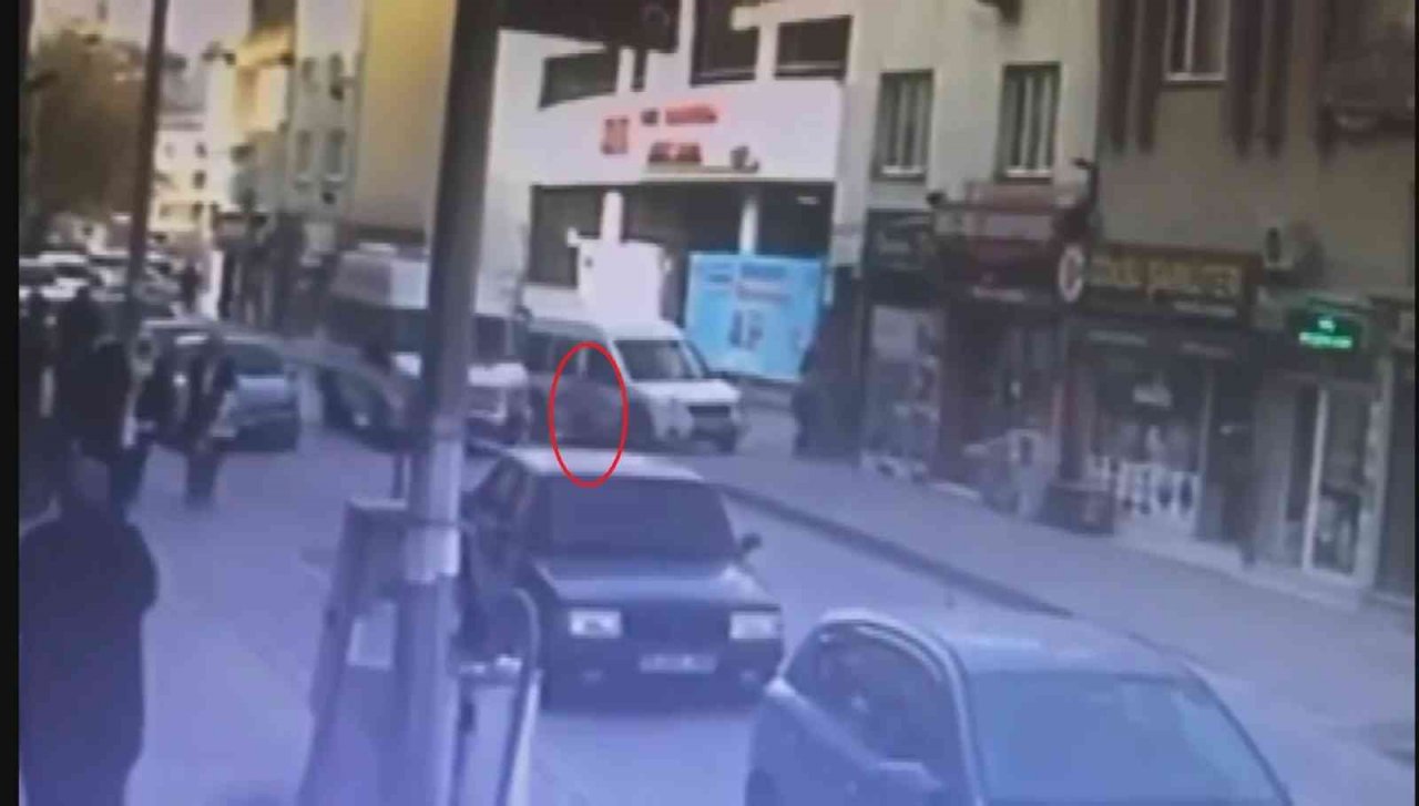 Bursa’da yola atlayan küçük kıza minibüs çarptı