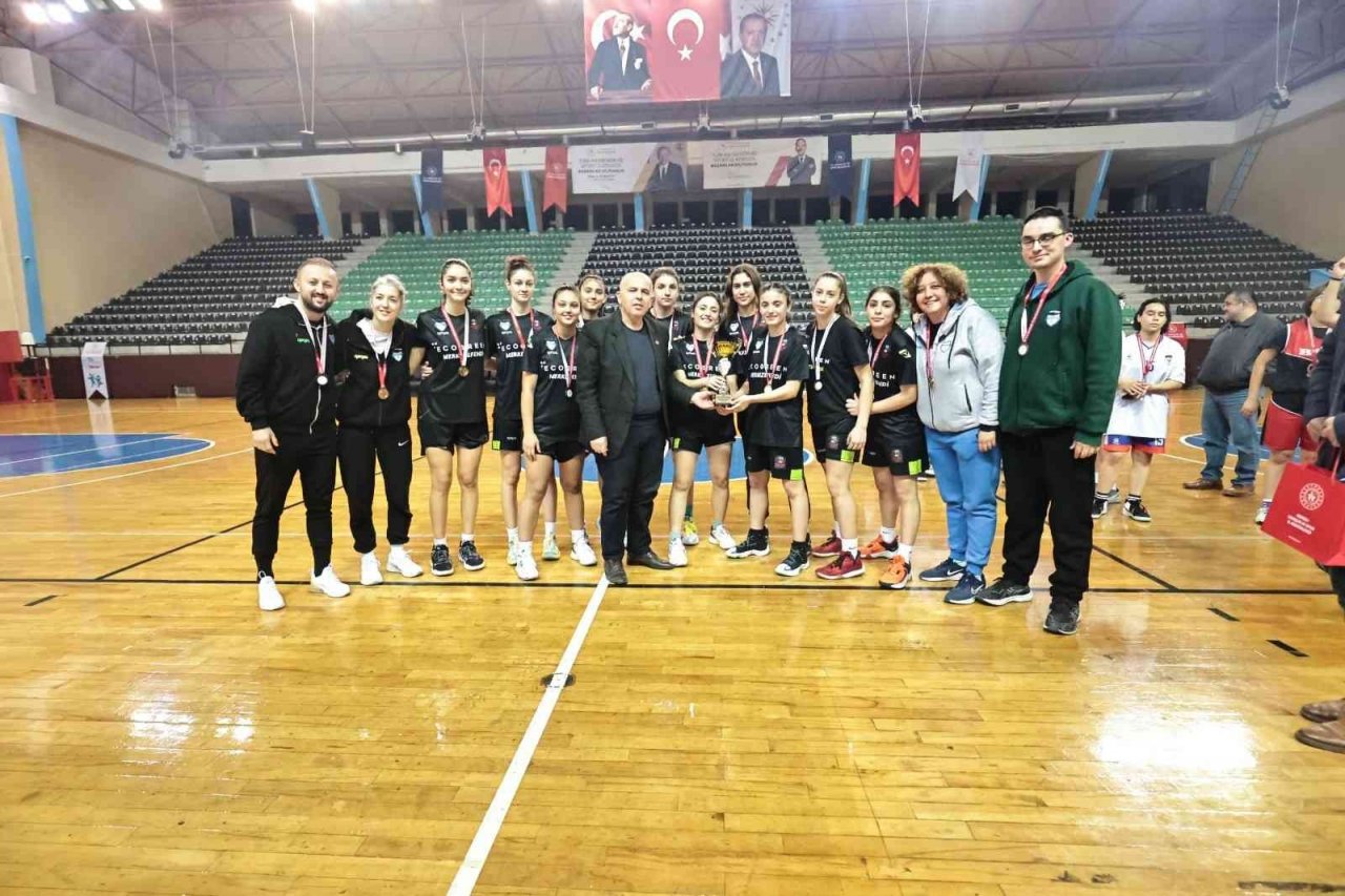 Potanın şampiyonu Ecogreen Merkezefendi Basket oldu