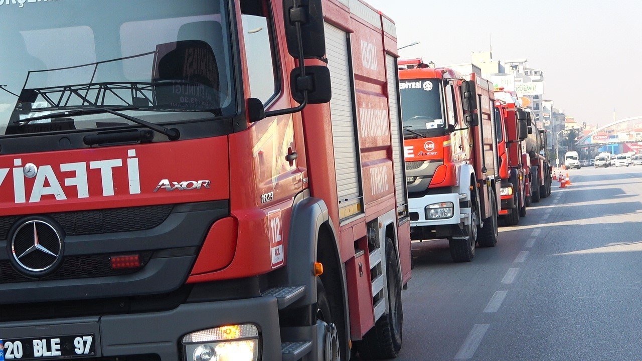 Mobilya dükkanında çıkan yangın büyümeden söndürüldü