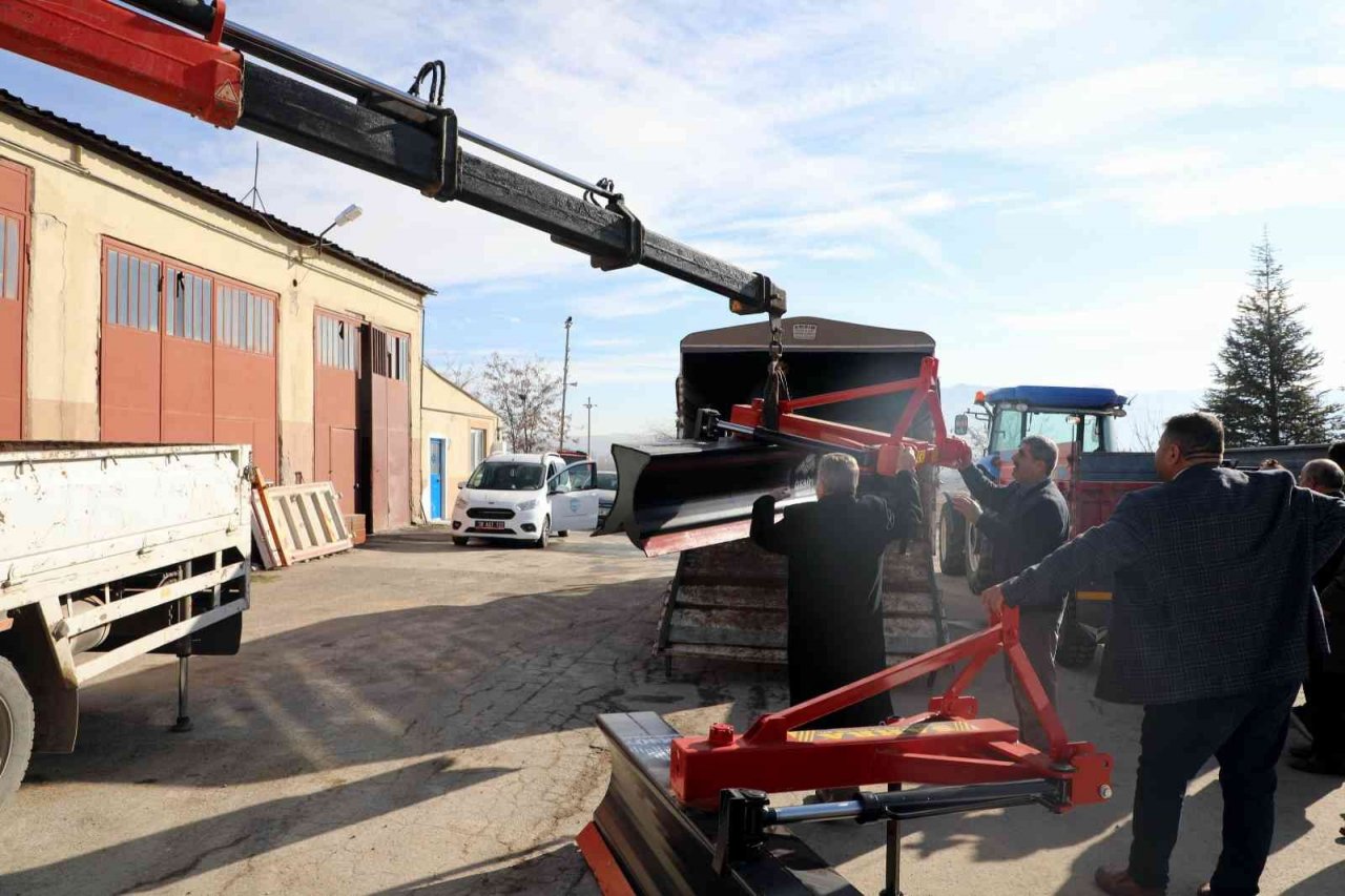 Develi’de Karla Mücadelede Kırsal Mahallelere Ekipman Desteği