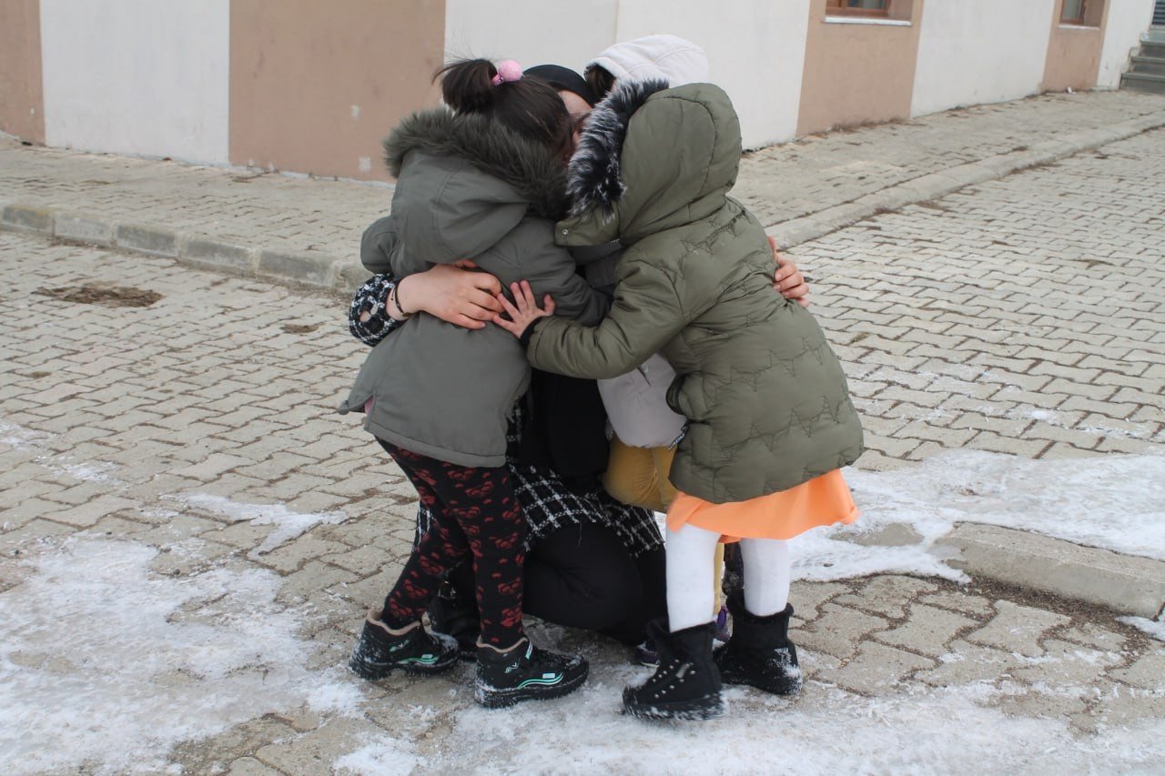 Fedakar öğretmenler köy köy gezerek minik öğrencilere umut oluyor