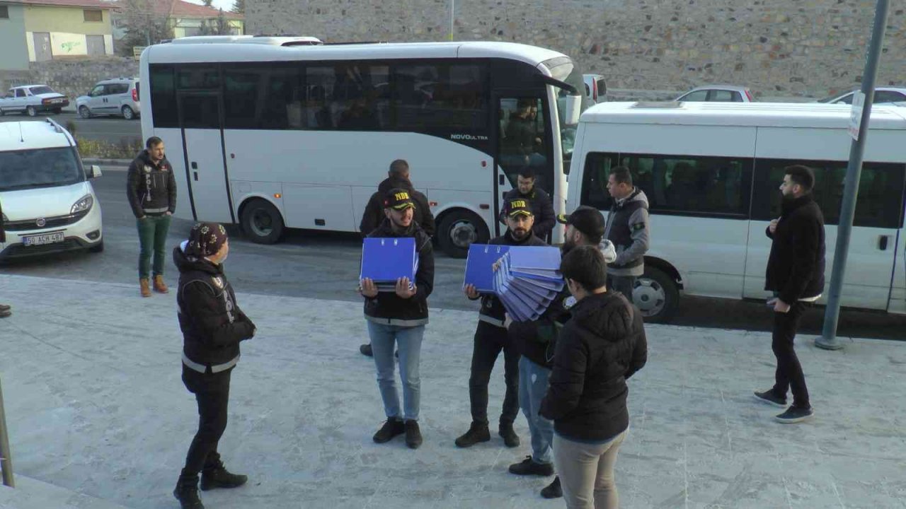 "Kökünü kurutma operasyonunda" 33 kişi adliyede