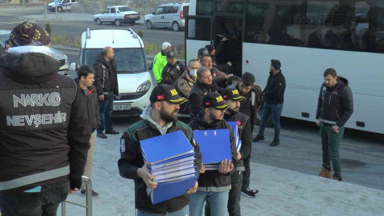 "Kökünü kurutma operasyonunda" 33 kişi adliyede