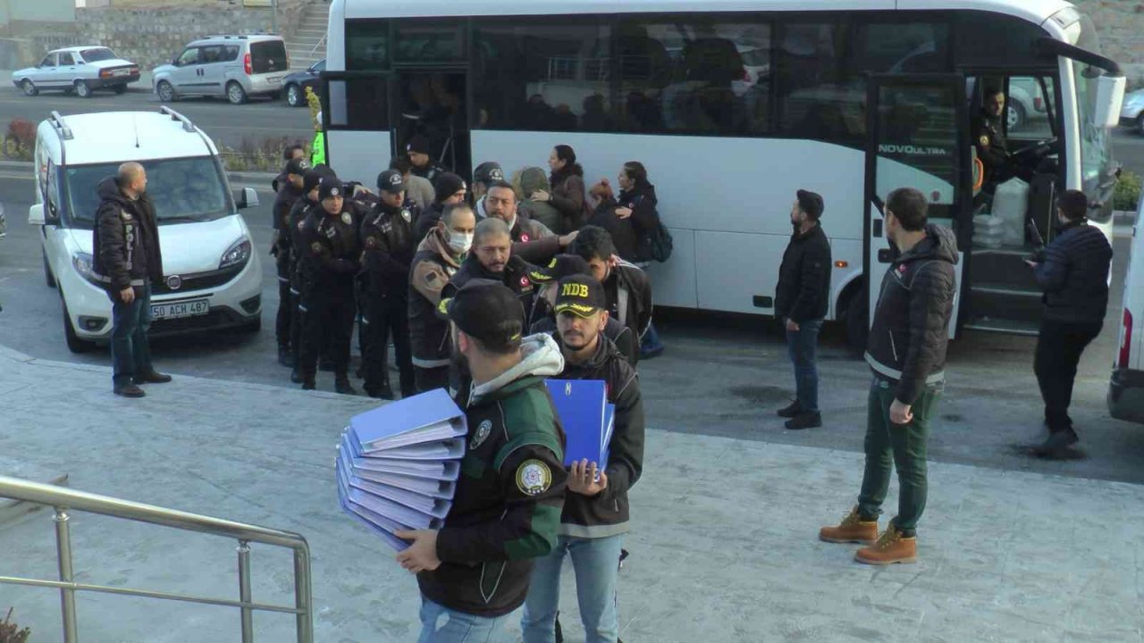 "Kökünü kurutma operasyonunda" 33 kişi adliyede