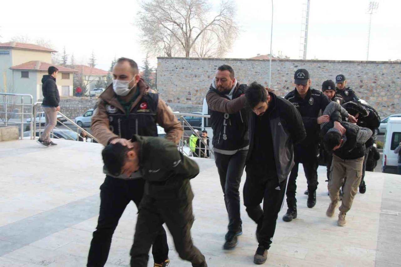 "Kökünü kurutma operasyonunda" 33 kişi adliyede