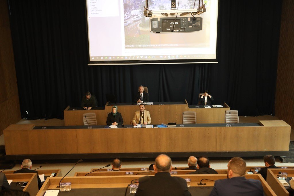 İnegöl’de yeni yılın ilk meclisi yeni binada yapıldı