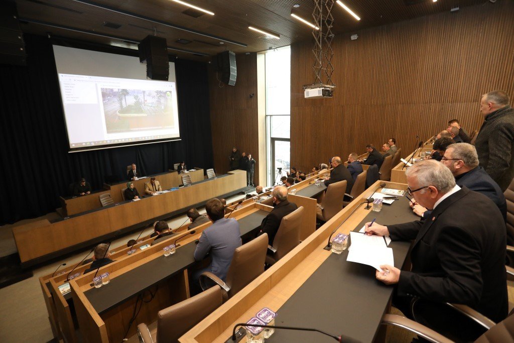 İnegöl’de yeni yılın ilk meclisi yeni binada yapıldı