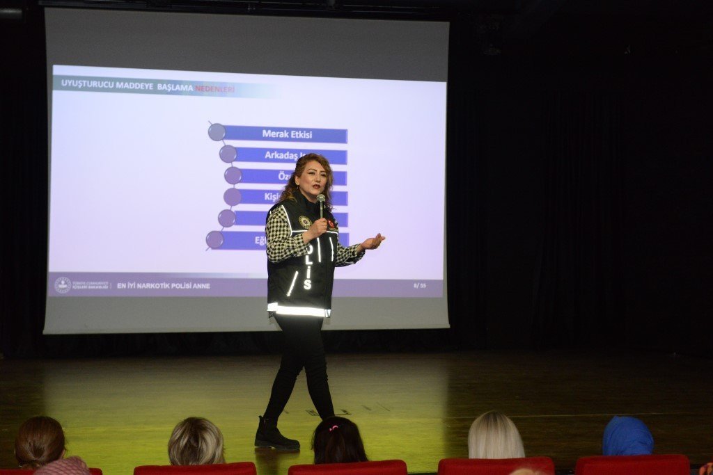 İNESMEK kursiyerlerine “En İyi Narkotik Polisi Anne” projesi anlatıldı