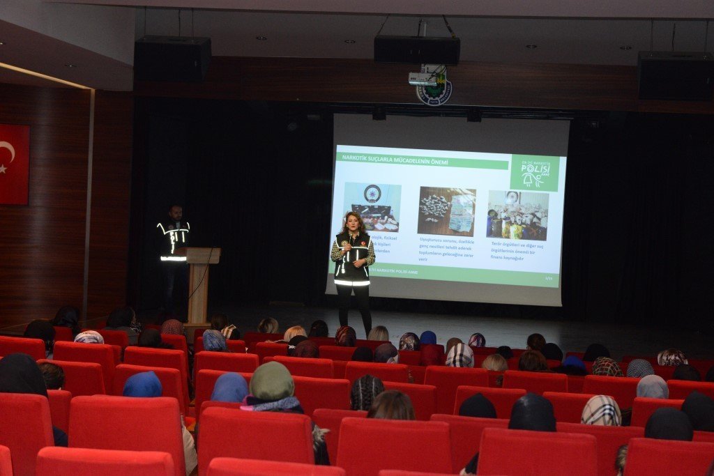 İNESMEK kursiyerlerine “En İyi Narkotik Polisi Anne” projesi anlatıldı