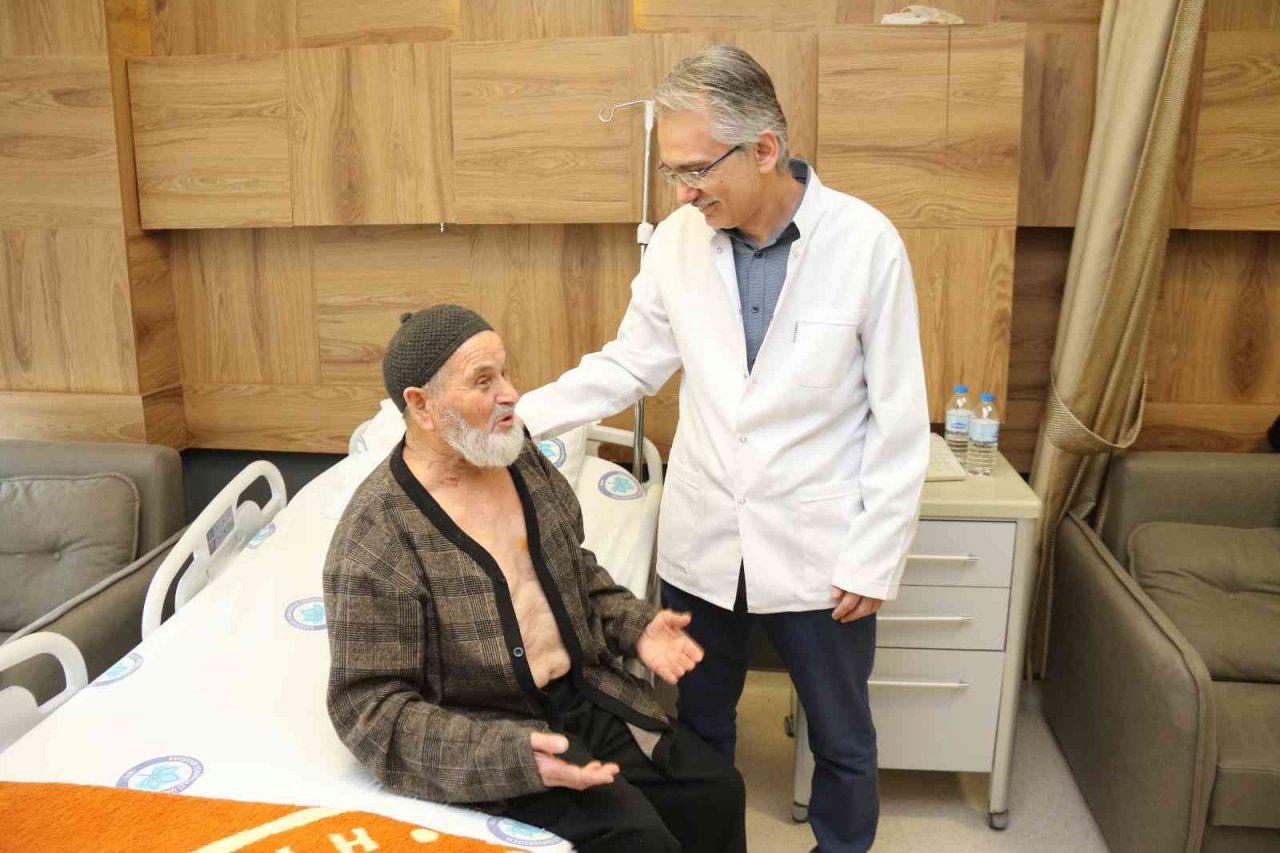 Tıkalı 3 kalp damarı 8 santimlik kesiyle değiştirildi