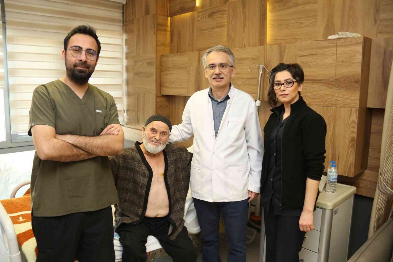 Tıkalı 3 kalp damarı 8 santimlik kesiyle değiştirildi