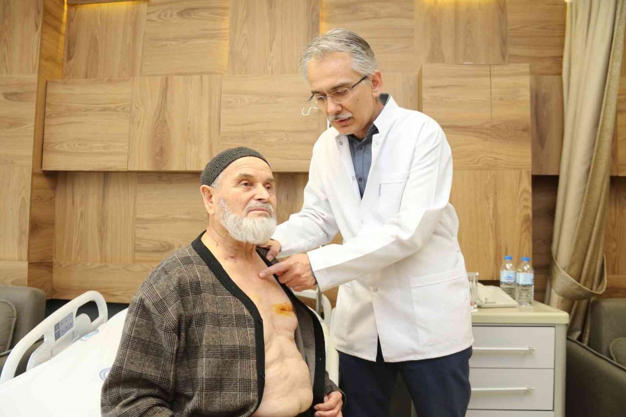 Tıkalı 3 kalp damarı 8 santimlik kesiyle değiştirildi