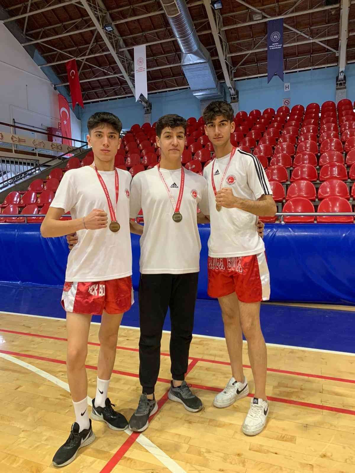 Sarıgöllü öğrenciler kick-boksta Manisa Şampiyonu oldu