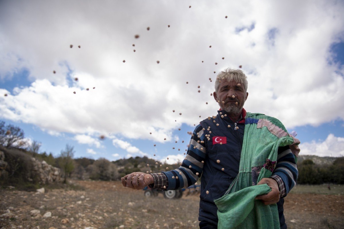 Mersin Büyükşehir Belediyesinden üreticiye destek sürüyor