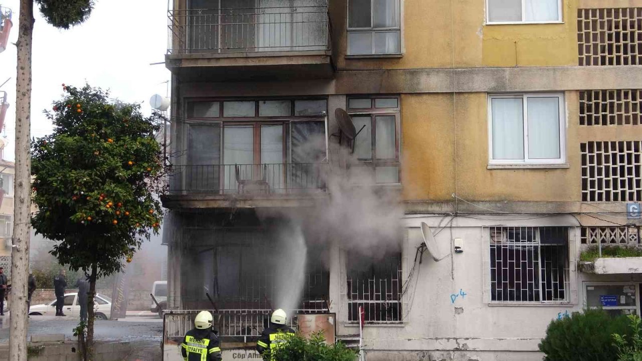 Mersin’de 4 katlı apartmanda yangın çıktı