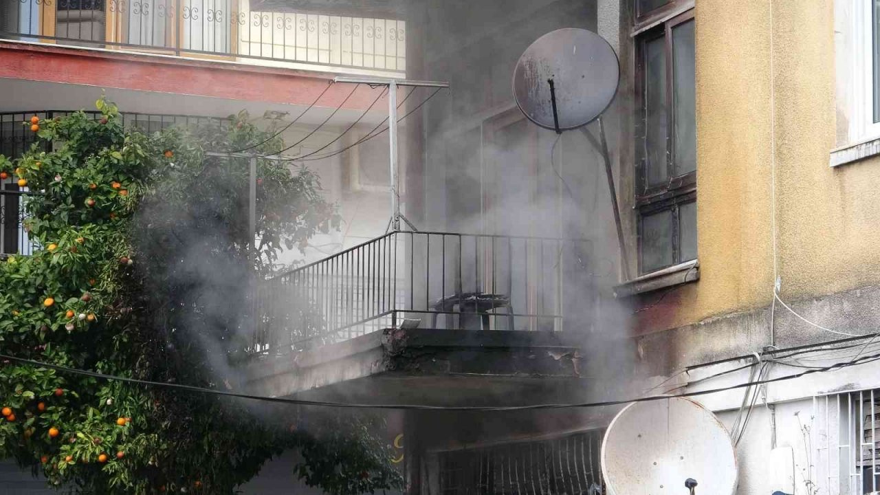 Mersin’de 4 katlı apartmanda yangın çıktı