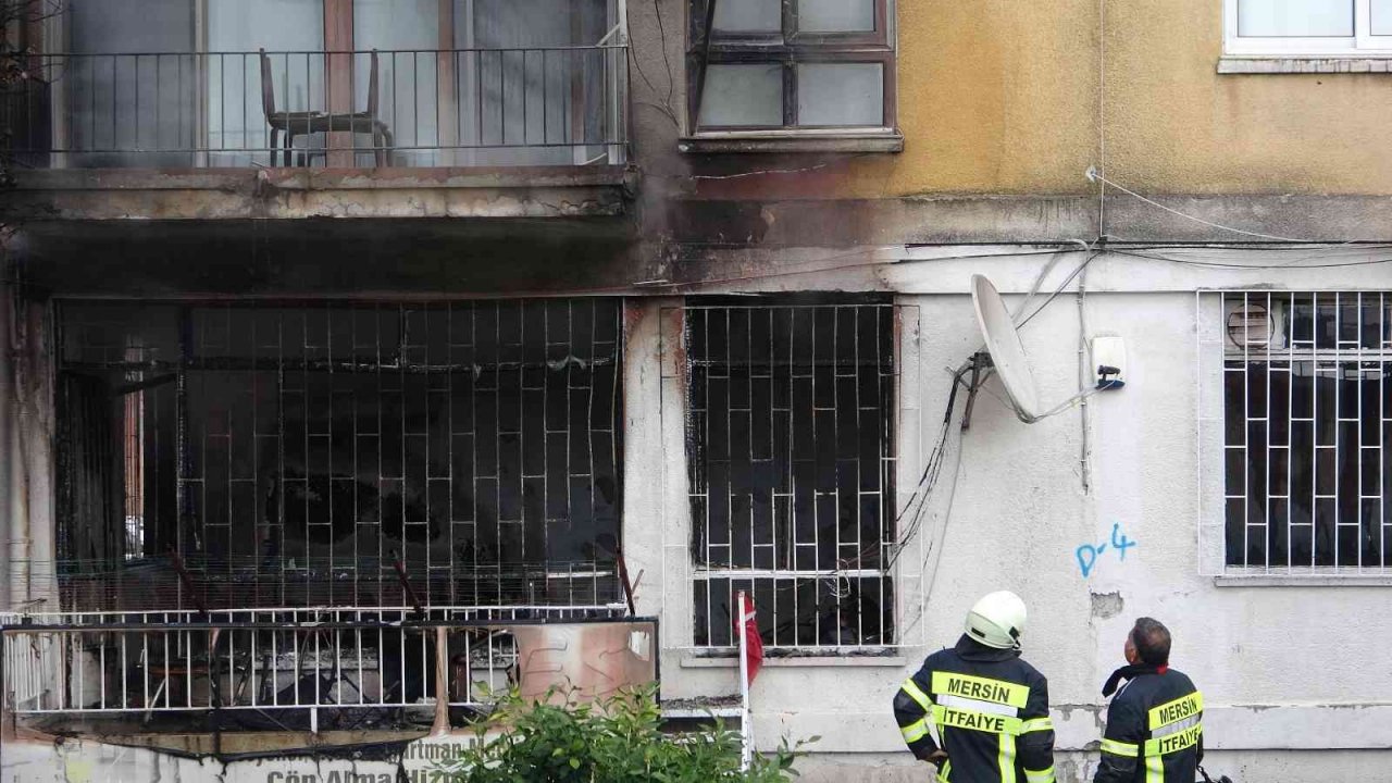 Mersin’de 4 katlı apartmanda yangın çıktı