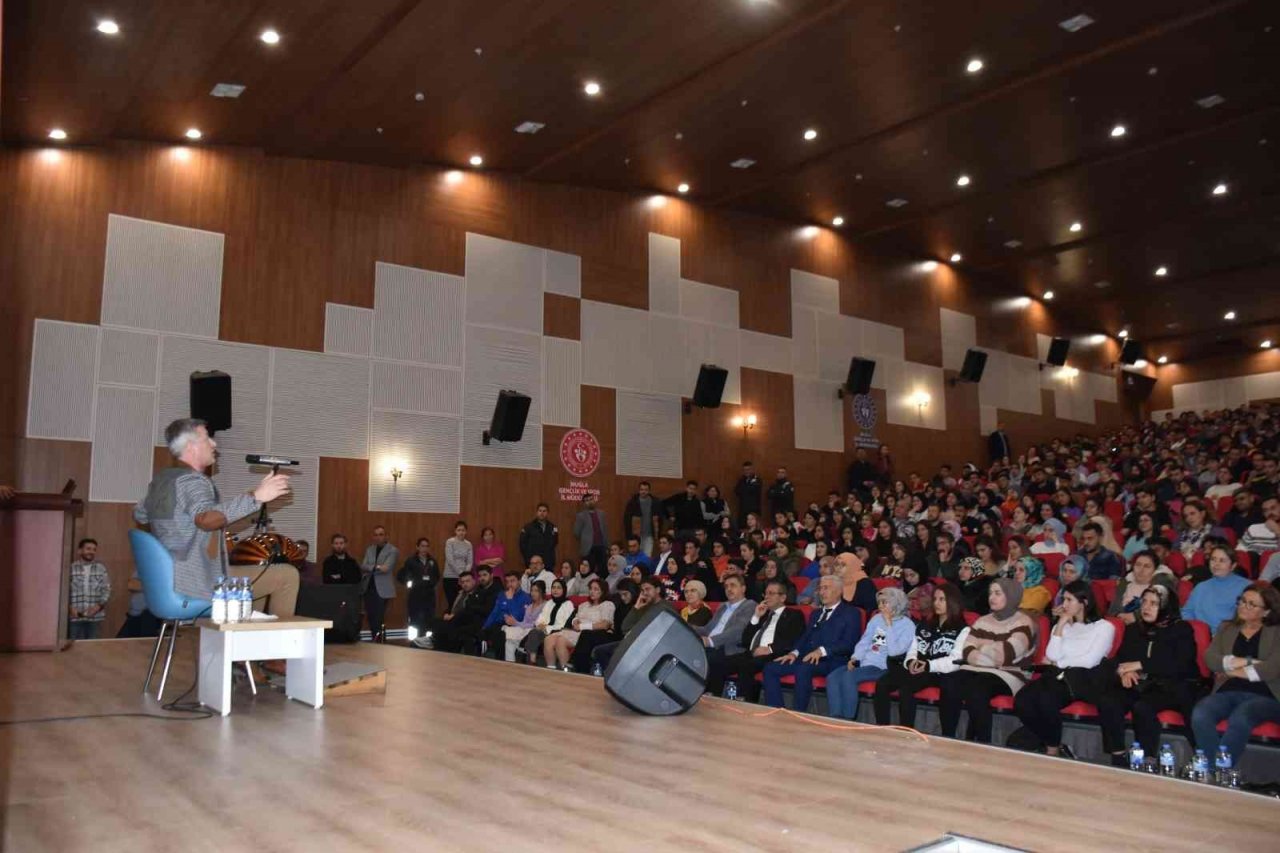 Ünlü sanatçı Muğla GSB yurtlarında gençlerle buluştu
