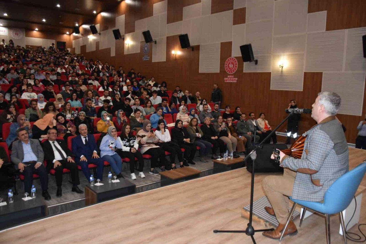 Ünlü sanatçı Muğla GSB yurtlarında gençlerle buluştu