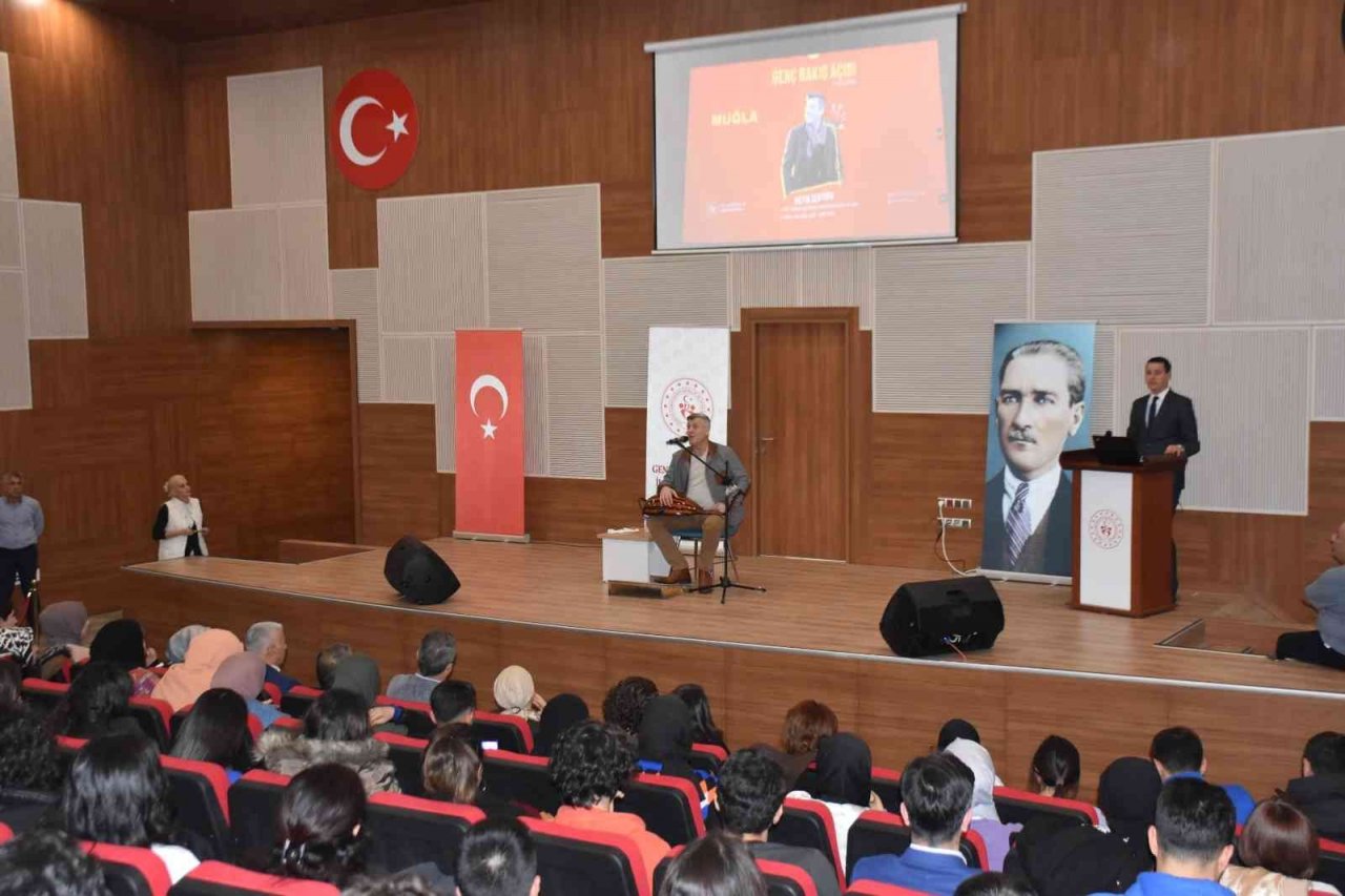 Ünlü sanatçı Muğla GSB yurtlarında gençlerle buluştu