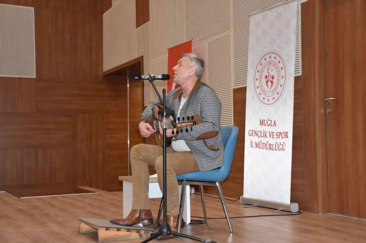 Ünlü sanatçı Muğla GSB yurtlarında gençlerle buluştu