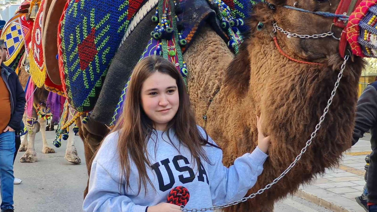 Bodrum’da develi kortej yürüyüşü renkli görüntüler oluşturdu