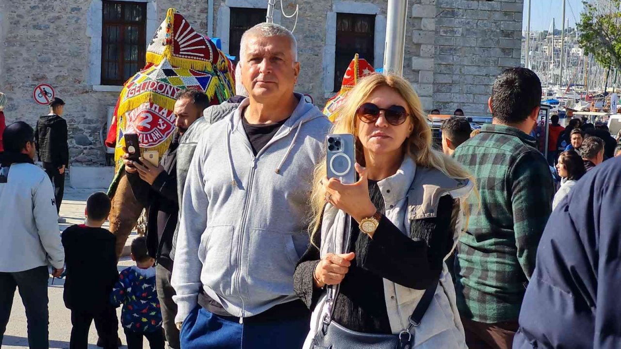 Bodrum’da develi kortej yürüyüşü renkli görüntüler oluşturdu