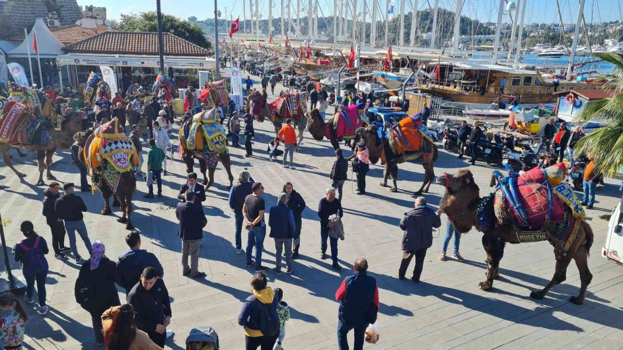 Bodrum’da develi kortej yürüyüşü renkli görüntüler oluşturdu