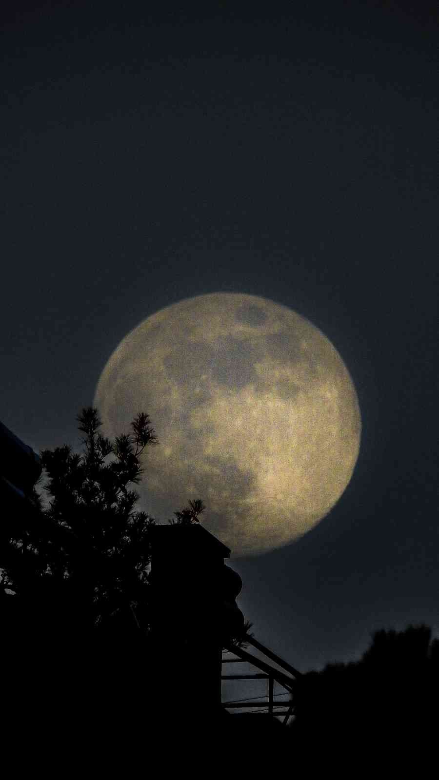 Muğla’da kartpostallık dolunay manzarası