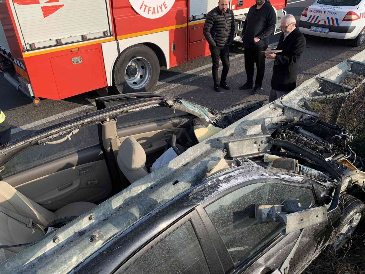 Otomobil bariyerlere ok gibi saplandı, sürücü araçtan sağ salim çıktı